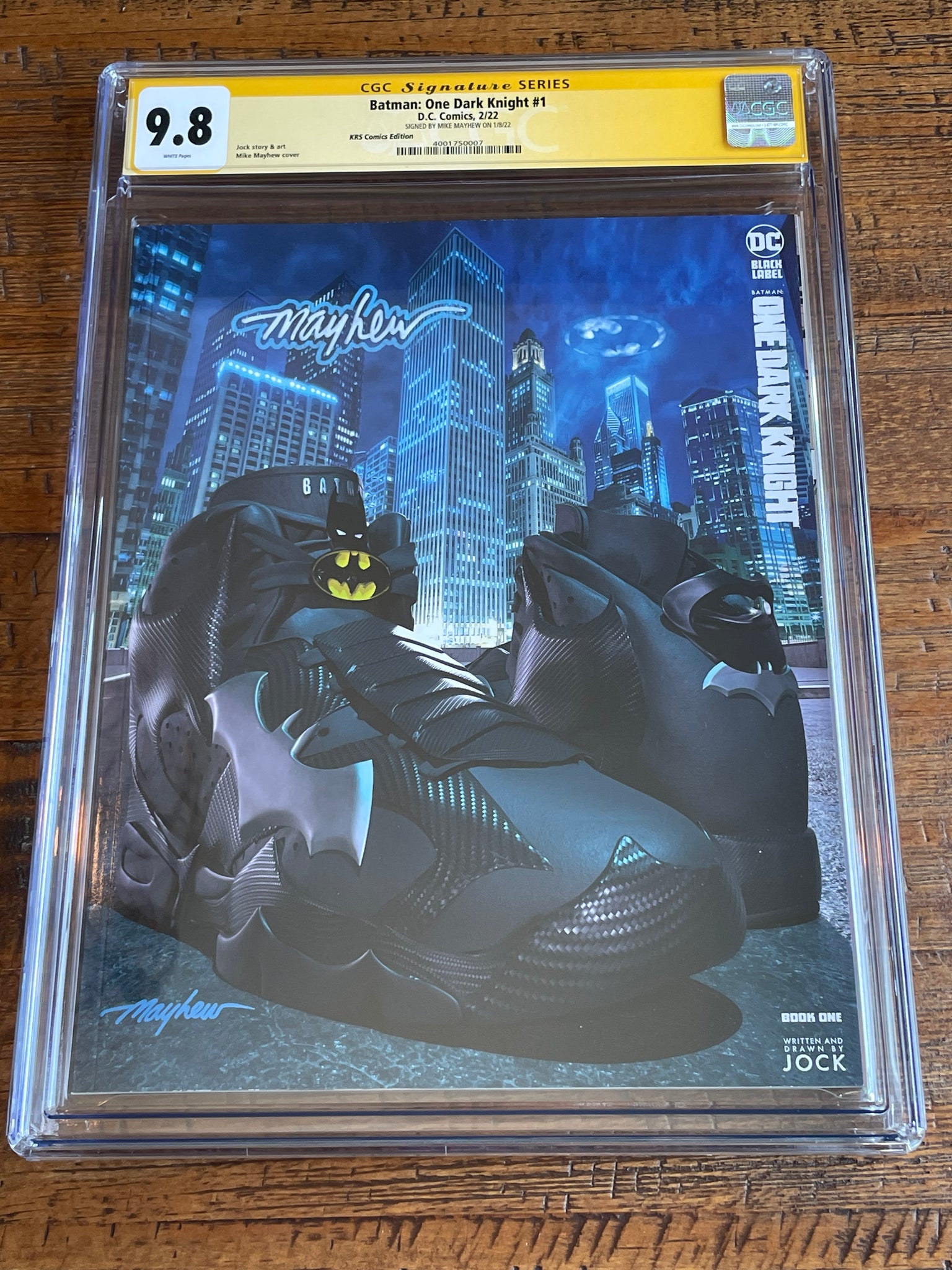 BATMAN ONE DARK KNIGHT #1 CGC SS 9.8 MIKE MAYHEW GLOW SIGNED SNEAKER TRADE & VIRGIN VARIANTS