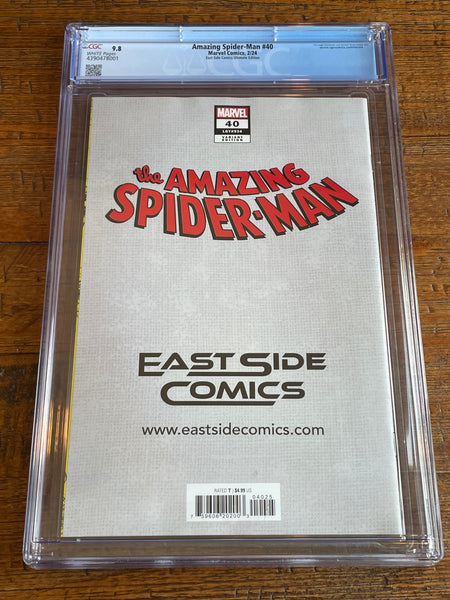 AMAZING SPIDER-MAN #40 CGC 9.8 JOHN GIANG #001/200 "CHRISTMAS" ULTIMATE EDITION